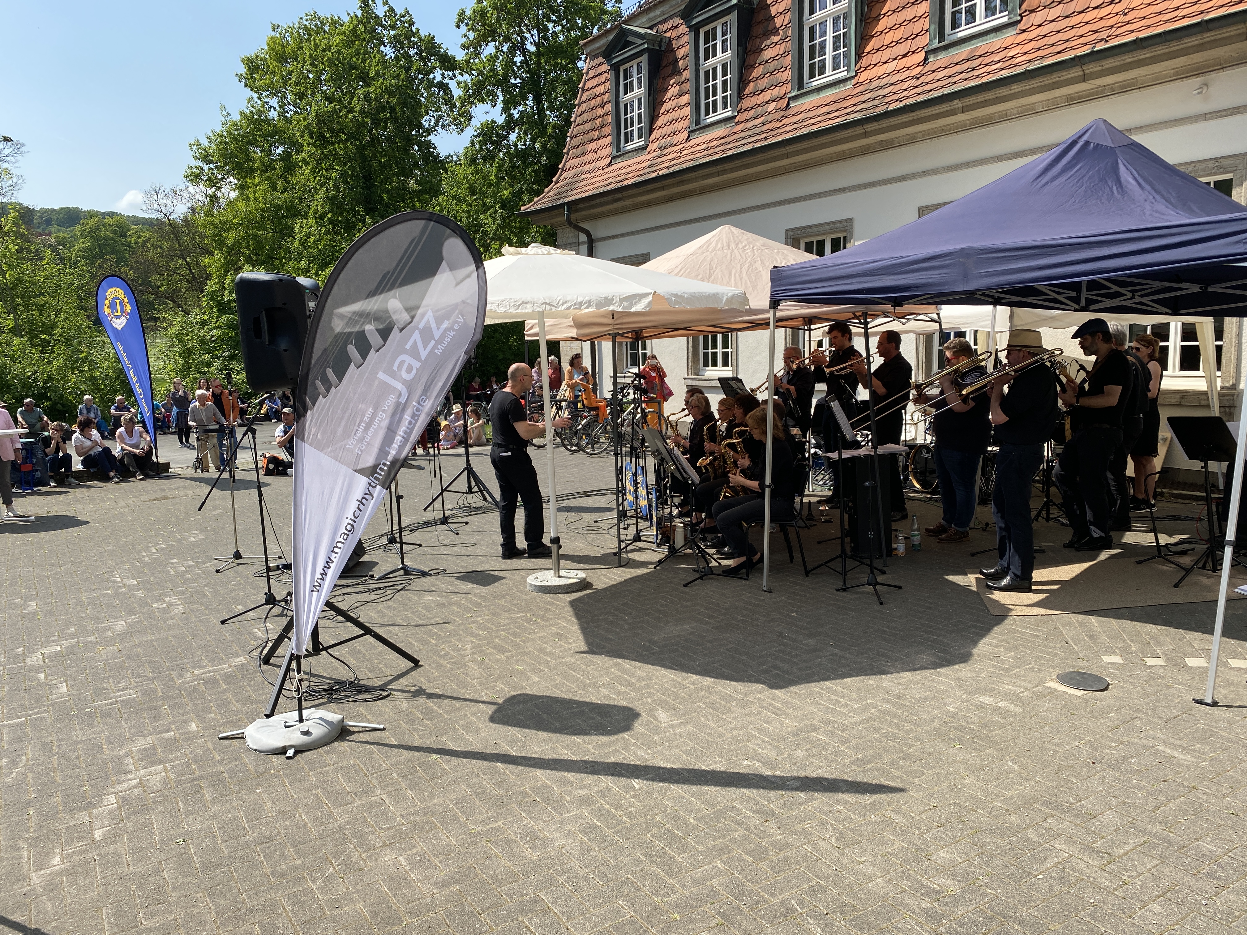 Bild Magicrhythm-Band der Musikschule Bad Nauheim in Aktion vor dem historischen Gebäude der Musikschule